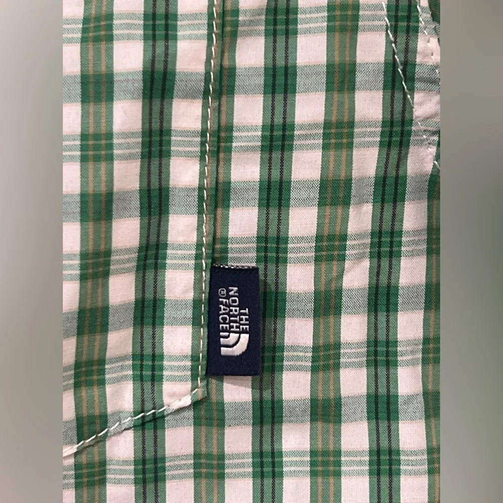 The North Face men’s  Vented Plaid Button Down Shirt size med